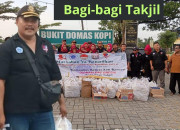 Semarakkan Ramadan 1445 H, Dpc Korak Gresik Bagikan 1100 Paket Takjil