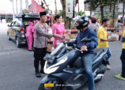 Bhayangkari Dan Polwan Polsek Sidoarjo Kota Berbagi Takjil Di Hari Puasa Ke 22