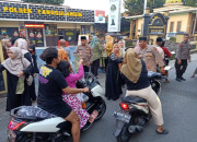 Polsek Tanggulangin Bersama Bhayangkari Berbagi Takjil Dan Santuni Anak Yatim-Piatu 