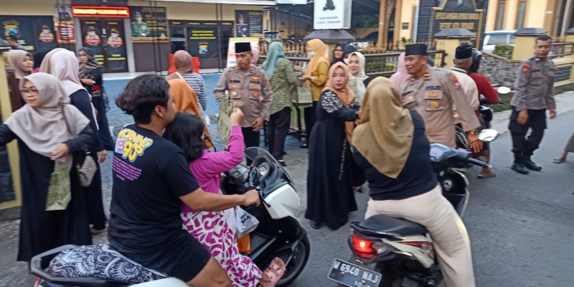 Polsek Tanggulangin Bersama Bhayangkari Berbagi Takjil dan Santuni Anak Yatim-piatu 