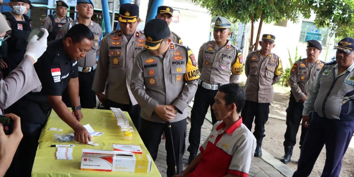 Polres Nganjuk Lakukan Tes Urin Acak Sopir Angkutan Umum, Upaya Jaga Keselamatan Penumpang
