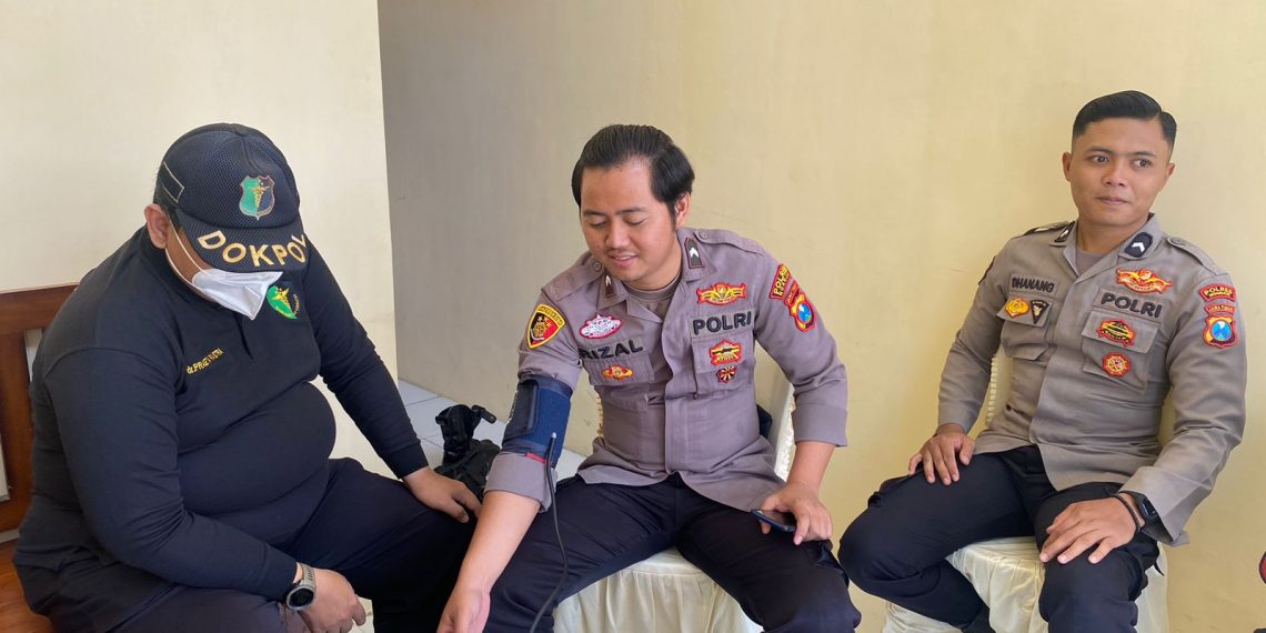 Kapolres Nganjuk Dorong Kesiapan Petugas Pam Operasi Ketupat 2024 dengan Pemberian Suplemen dan Cek Kesehatan