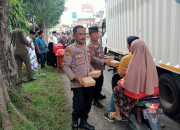 Forkopimka Kecamatan Tulangan Berbagi Takjil Di Jalan Raya Kenongo 