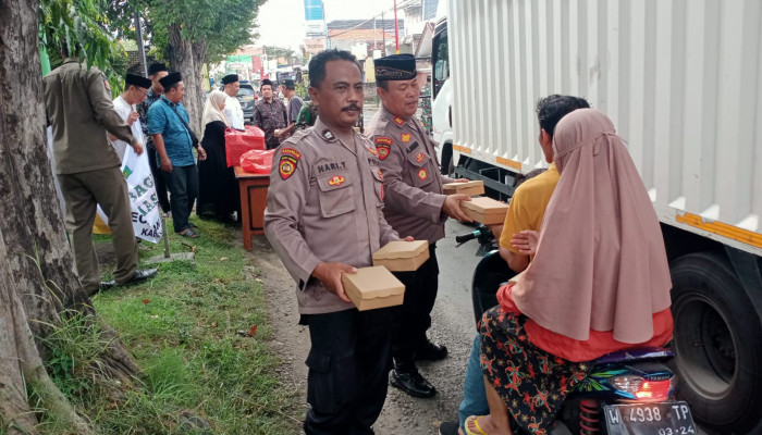 Forkopimka Kecamatan Tulangan Berbagi Takjil Di Jalan Raya Kenongo 
