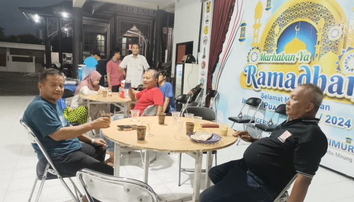 Berbuka Puasa Di Gebu Minang Selama Sebulan Penuh Dan Gelar Shalat Eid Bersama
