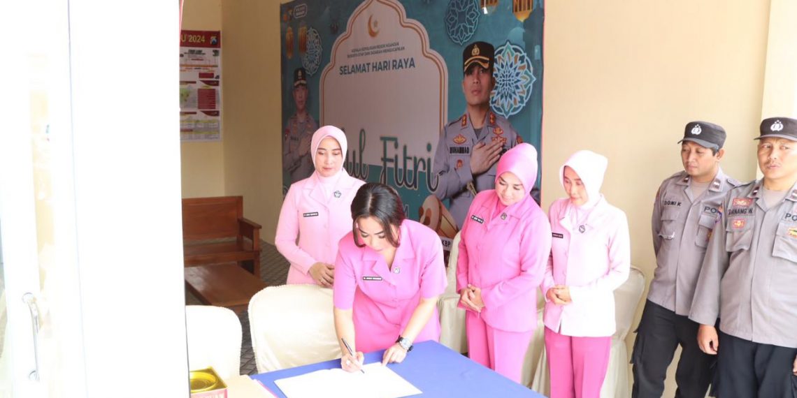 Kapolres Nganjuk Bersama Ketua Bhayangkari Cabang Nganjuk Beri Dukungan Moral Anggota Pos Pam dan Yan Operasi Ketupat Semeru 2024