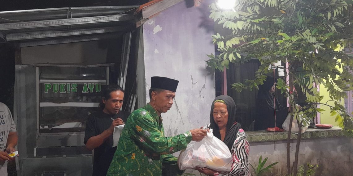 Menjelang Idul Fitri 2024, Warga Sumput Sidoarjo Beri Santunan ke Anak Yatim dan Dhuafa