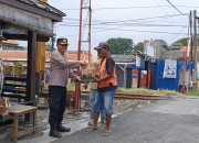 Kapolsek Tanggulangin Beri Bingkisan Ke Penjaga Pompa Air Dan Penjaga Rel Ka Tanpa Palang Pintu