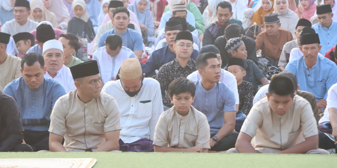 Kapolres Malang dan Ribuan Warga Sambut Idul Fitri dengan Salat Berjamaah di Halaman Polres Malang