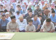 Kapolres Malang Dan Ribuan Warga Sambut Idul Fitri Dengan Salat Berjamaah Di Halaman Polres Malang