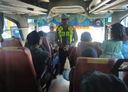 Polisi Memberikan Himbauan Keselamatan Kepada Sopir Dan Penumpang Bus