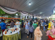 Usai Halal Bi Halal Dengan Gus Muhdlor, Ribuan Warga Langsung Serbu Makanan Dan Jajanan Di Halaman Pendopo