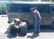 Tanggap, Petugas Posyan Pujahito Nganjuk Bantu Mobil Yang Alami Pecah Ban