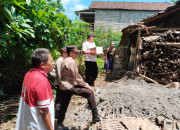 Polres Tulungagung Beri Bantuan Warga Desa Kedoyo Yang Mengalami Musibah Akibat Hujan Deras