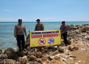 Cegah Laka Laut Polisi Pasang Banner Himbauan Di Pantai Pamekasan