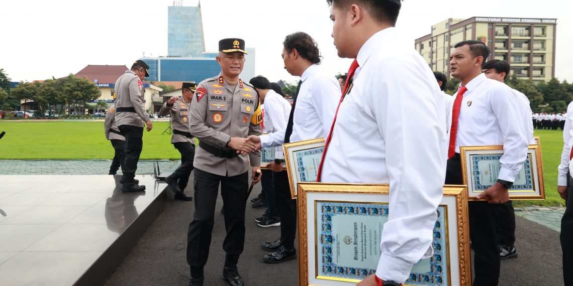 Hari Kesadaran Nasional, Kapolda Jatim Kembali Beri Penghargaan Anggota Berprestasi