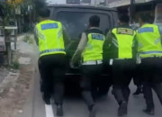 Ops Ketupat Semeru 2024 Polisi Bantu Kendaraan Pemudik Mogok Di Kota Kediri