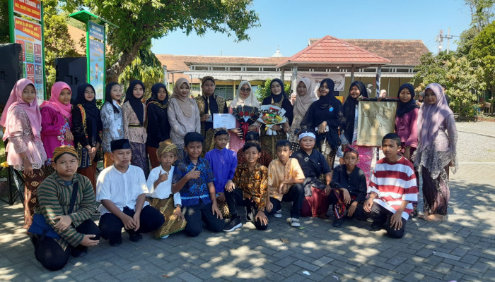 Memperingati Hari Kartini Siswa Sdn Cemandi Pakai Baju Adat