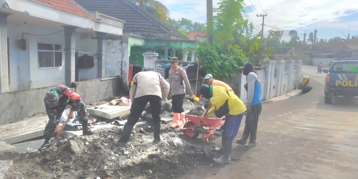 Sinergitas TNI Polri Bersihkan Saluran Air Pasca Banjir di Lumajang