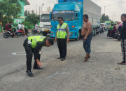 Tak Kuasai Motor Saat Naik Bahu Jalan,  Warga Wage Jatuh Dan Terlindas Truck Trailer