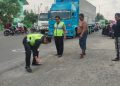 Tak Kuasai Motor saat Naik Bahu Jalan,  Warga Wage Jatuh dan Terlindas Truck Trailer