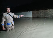 Sigap, Kapolres Nganjuk Terjunkan Bhabinkamtibmas Bantu Warga Terdampak Luapan Sungai Jurang Dandang