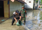 Polres Nganjuk Bahu Membahu Bersama Warga Bersihkan Material Sisa Luapan Sungai Jurang Dandang