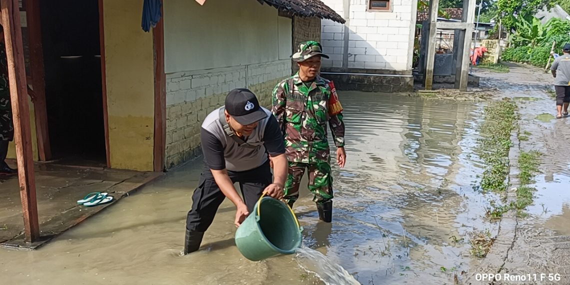 Polres Nganjuk Bahu Membahu Bersama Warga Bersihkan Material Sisa Luapan Sungai Jurang Dandang