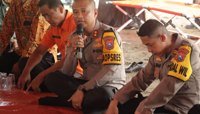 Kapolres Mojokerto Sambangi Warga Terdampak Tanah Longsor Di Dlanggu