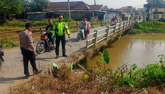 Polsek Tarik Turun Ke Jalan Tangani Laka Lantas Yang Kecebur Sungai 