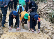 Tni-Polri Bantu Warga Buka Akses Jalan Putus Akibat Longsor