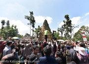 Warga Pasuruan Berebut Ribuan Alpukat Pada Kegiatan Gema Kating