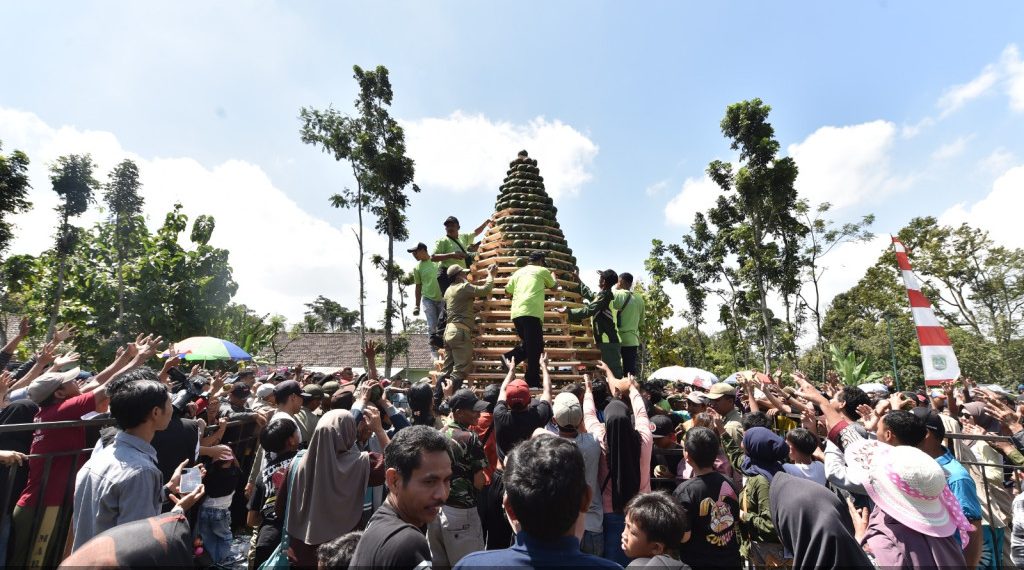 Warga Pasuruan Berebut Ribuan Alpukat pada Kegiatan Gema Kating