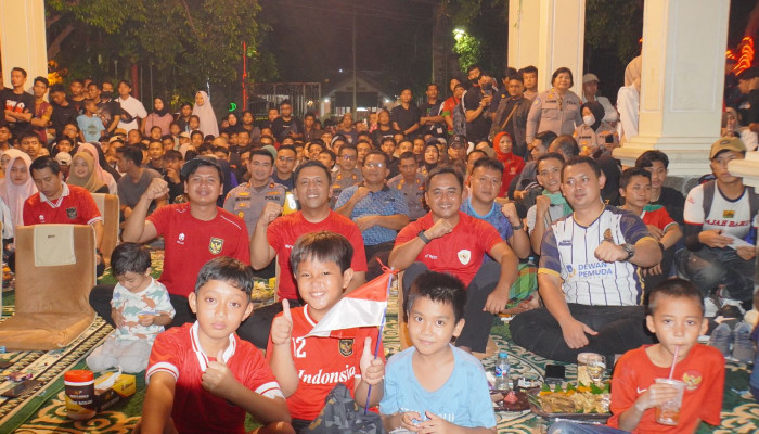 Ribuan Warga Sidoarjo Nobar Geden Di Alun-Alun