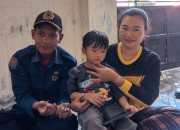 Petugas Damkar Evakuasi Anak Yang Jarinya Terjepit Lubang Jendela