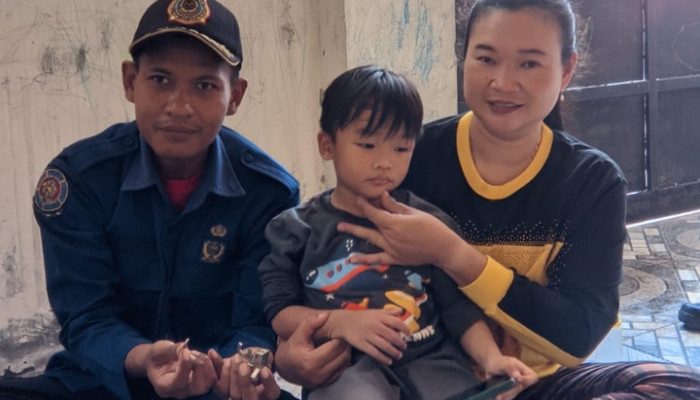 Petugas Damkar Evakuasi Anak Yang Jarinya Terjepit Lubang Jendela