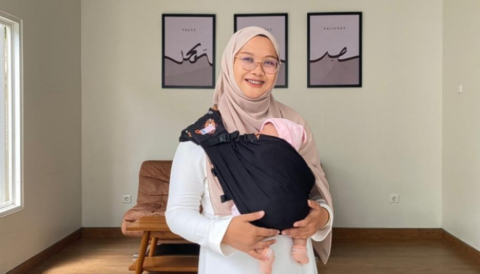 Solusi Mengendong Yang Inovatif: Henti Nikimawati Berbagi Tips Dengan Gendongan M Shape Untuk Bayi Yang Bahagia 