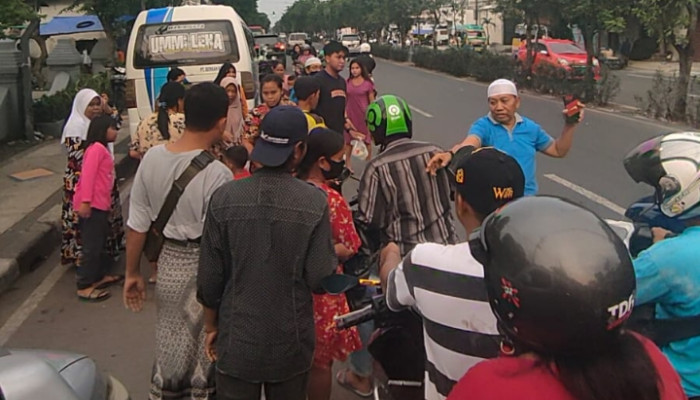 Peduli Sesama, Keluarga Abah Hadi Bagikan 200 Paket Takjil Kepada Masyarakat