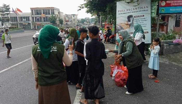 Ramadan Penuh Berkah, Mas Rizal Berbagi 2000 Paket Takjil Kepada Masyarakat 