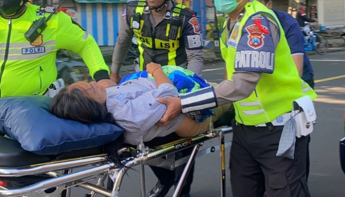 Tim Reaksi Cepat Polres Malang Evakuasi Warga Sesak Nafas Saat Mudik Lebaran