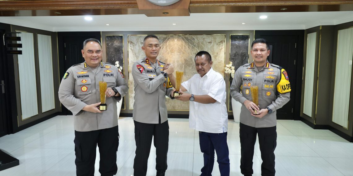 Kapolda Jatim dan Dua Komisaris Besar Polisi Raih Penghargaan PWI Jatim Award 2024