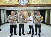 Kapolda Jatim Dan Dua Komisaris Besar Polisi Raih Penghargaan Pwi Jatim Award 2024