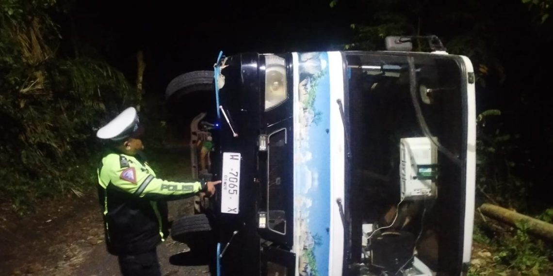 Polres Malang Turun Tangan dalam Penanganan Kecelakaan di Tanjakan Daun Sempal Pantai Balekambang