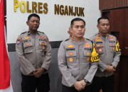 Kapolres Nganjuk Beri Bansos Ke Ilun Bocah Sd Yang Bantu Orang Tua Menjadi Pengumpul Sampah Daur Ulang