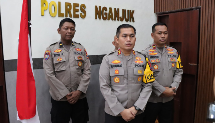 Kapolres Nganjuk Beri Bansos Ke Ilun Bocah Sd Yang Bantu Orang Tua Menjadi Pengumpul Sampah Daur Ulang