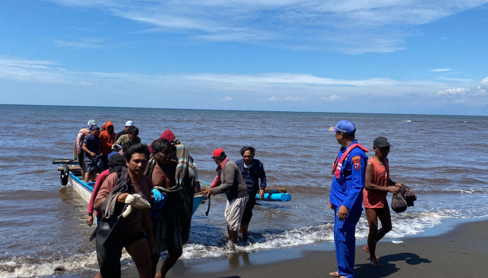Satpolairud Polresta Banyuwangi Berhasil Selamatkan Dua Nelayan Pasuruan Di Perairan Bimorejo
