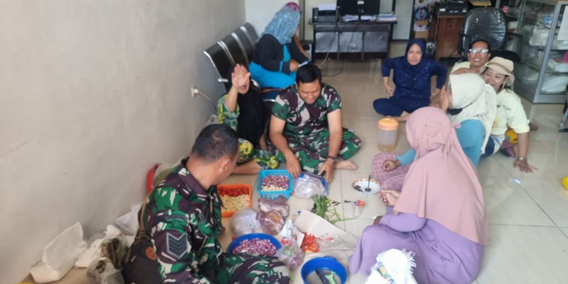 Suasana Hangat antara Satgas TMMD dan Warga Desa, Memasak Bersama, Momentum Kebahagiaan
