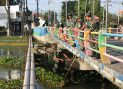 Guyub Rukun, Satgas Tmmd 120 Kodim 0816/Sidoarjo Bersihkan Sungai Dan Jalan Raya 