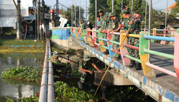 Guyub Rukun, Satgas Tmmd 120 Kodim 0816/Sidoarjo Bersihkan Sungai Dan Jalan Raya 