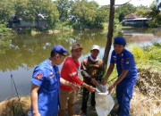 Peduli Kawasan Pesisir, Satpolairud Polresta Sidoarjo Bersihkan Sampah Bersama Warga